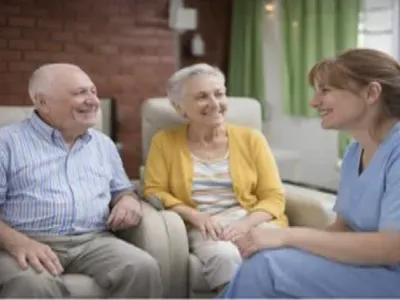 conversación entre residentes y personal auxiliar