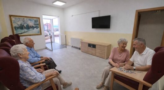 Sala de estar en centro especializado en Alzheimer fomentando la convivencia diaria