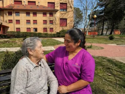 Cuidadora con persona mayor en residencia de Alzheimer en Toledo