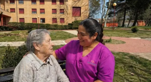 Cuidadora con persona mayor en residencia de Alzheimer en Toledo
