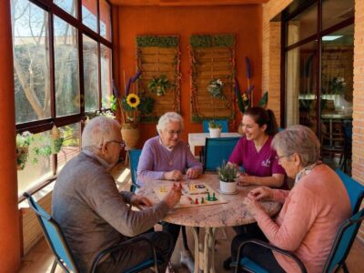 residentes juego mesa residencia alzheimer Toledo