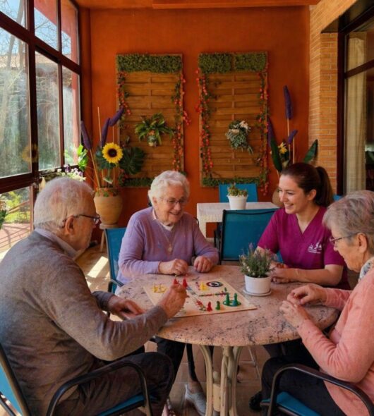 residentes juego mesa residencia alzheimer Toledo