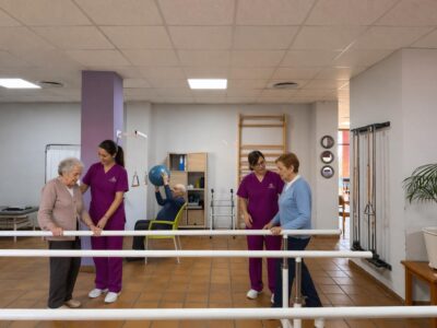 sesión de fisioterapia con gerocultoras y residentes en residencia de mayores en Magán Toledo